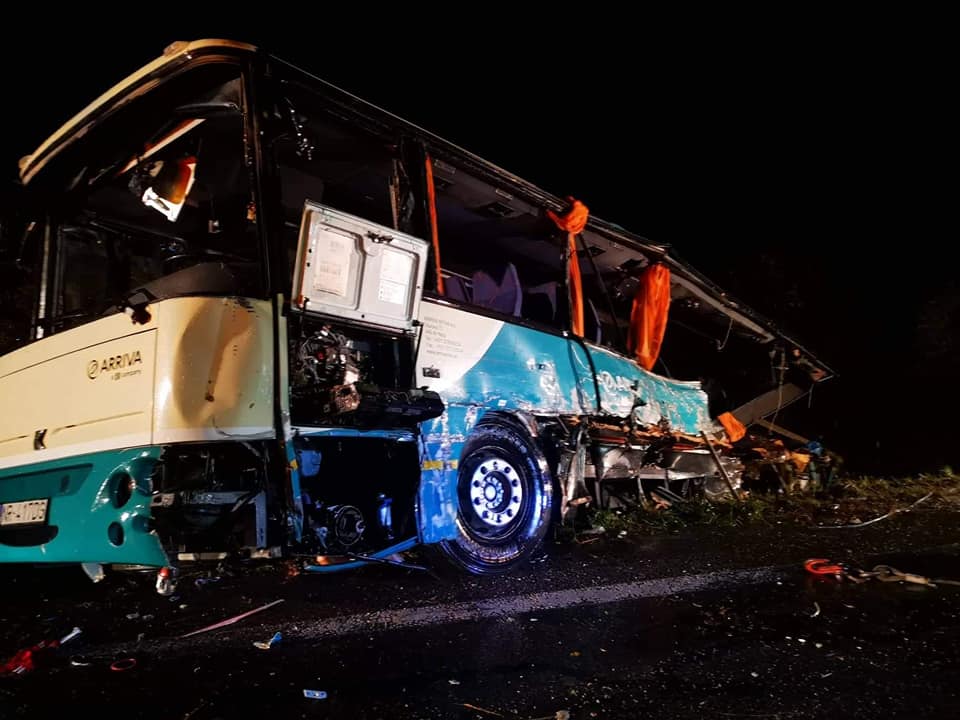 03 - Tragická dopravná nehoda autobusu si vyžiadala 12 obetí 